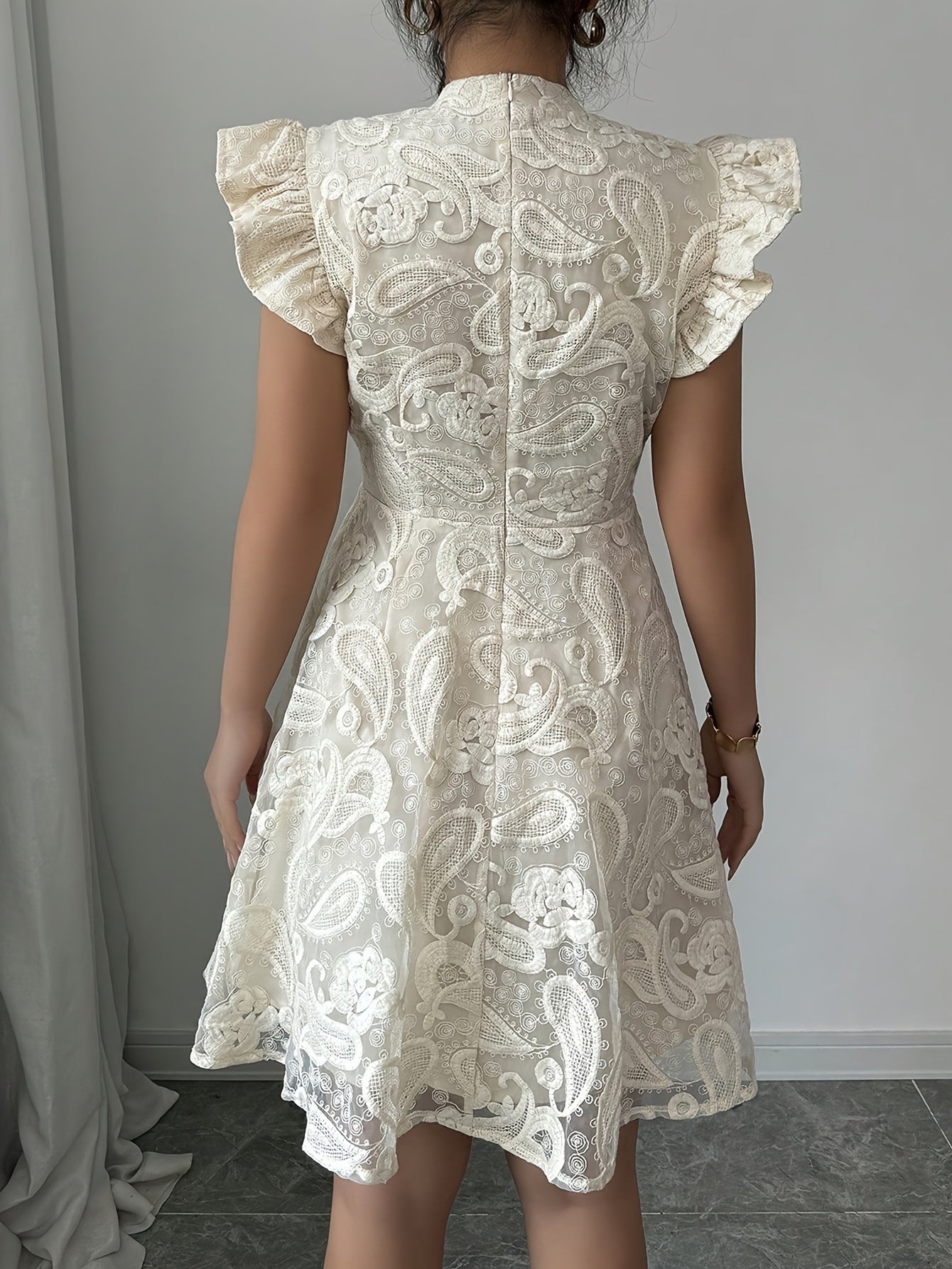 Robe élégante femme – Col montant avec dentelle contrastante, coupe ajustée, style raffiné