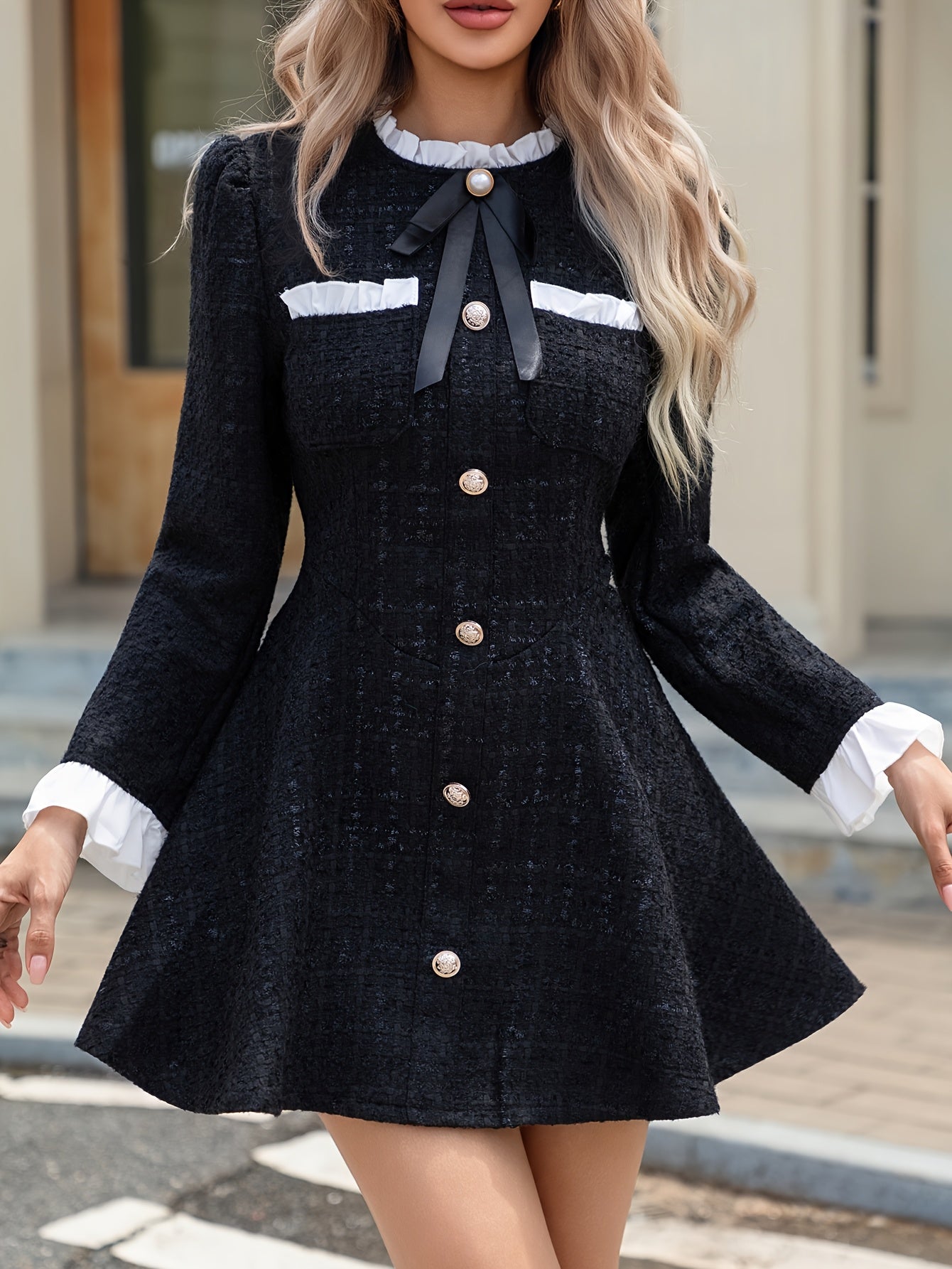 Robe élégante à sequins noirs avec col et poignets blancs