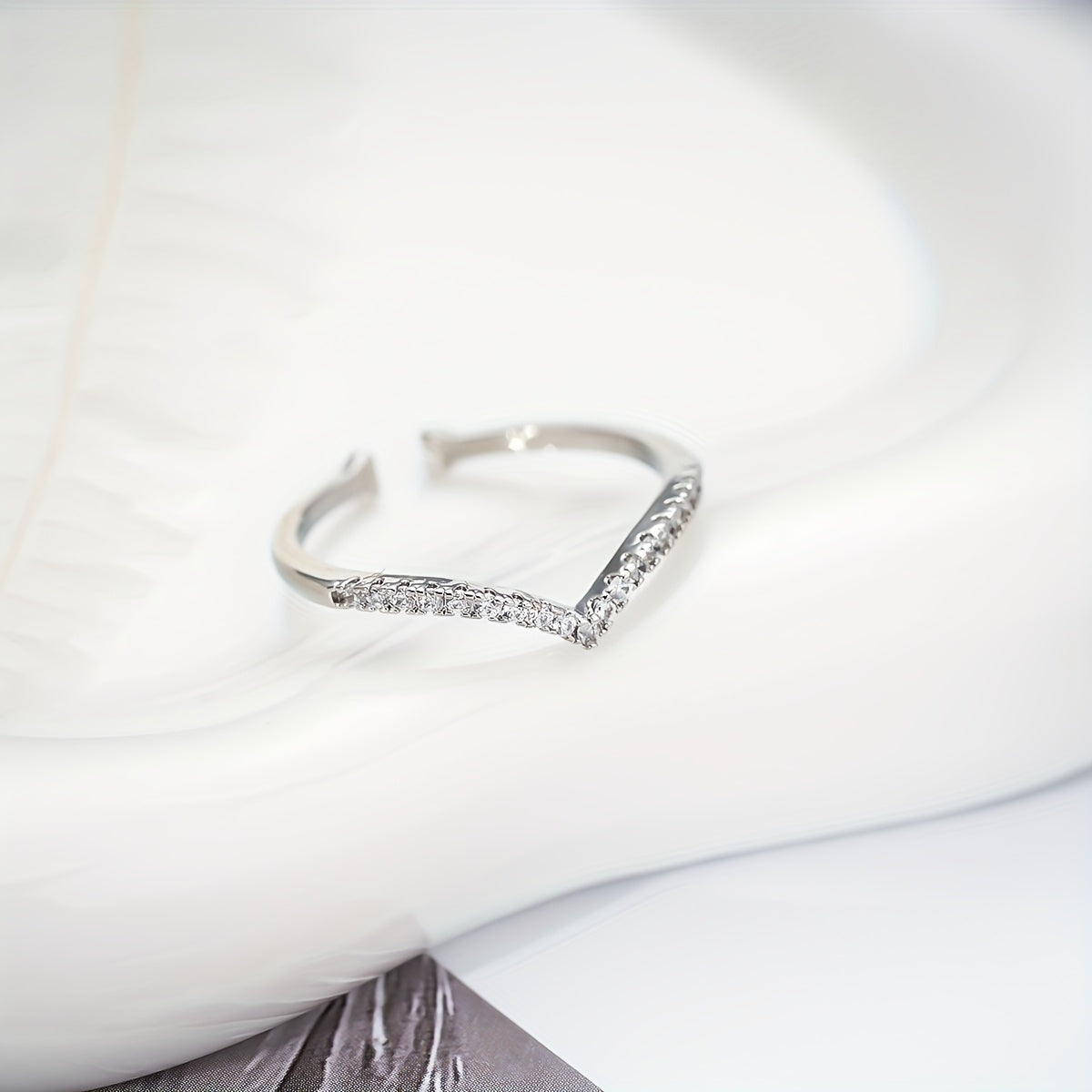 Bague Élégante en Forme de V pour Femme – Style Naturel et Simple, Bague Ouverte Géométrique Faite à la Main, Accessoire Polyvalent pour le Quotidien et les Vacances, Tendance et Confortable, Excellent Cadeau pour Amies et Proches