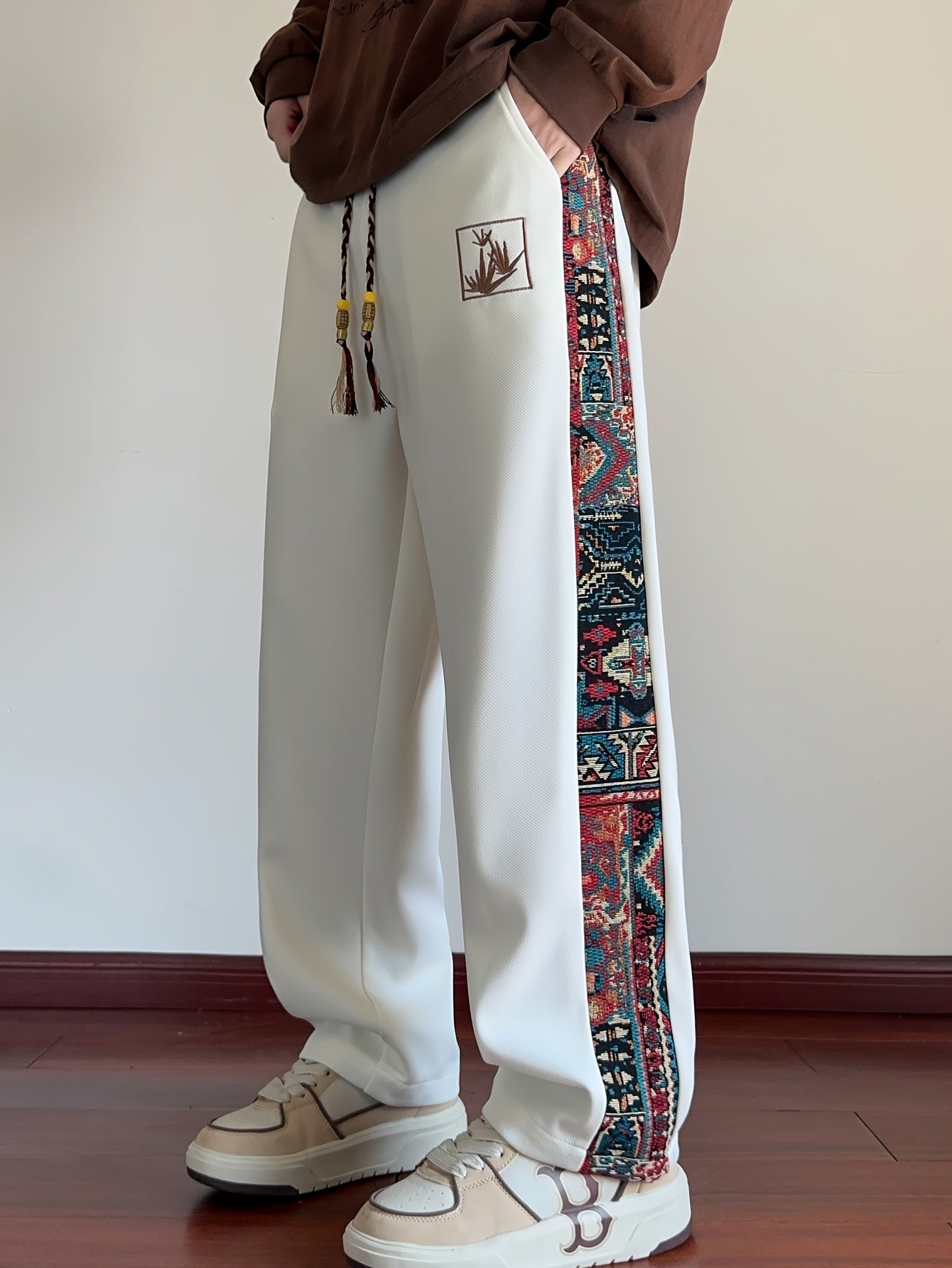 Joggers à motif tribal pour homme – taille élastique à cordon, coupe ample jambe droite, motif multicolore (rouge/bleu/vert/orange/jaune), tissu non extensible, lavable à la main, style ethnique décontracté automne/hiver