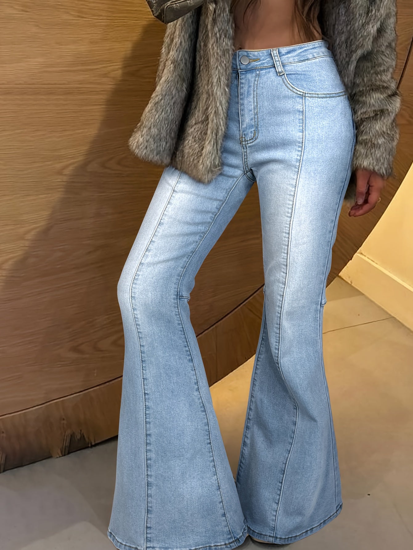 Jean évasé bleu clair pour femme - Taille mi-haute, denim stretch avec poches en biais, coupe décontractée et confortable, effet dégradé