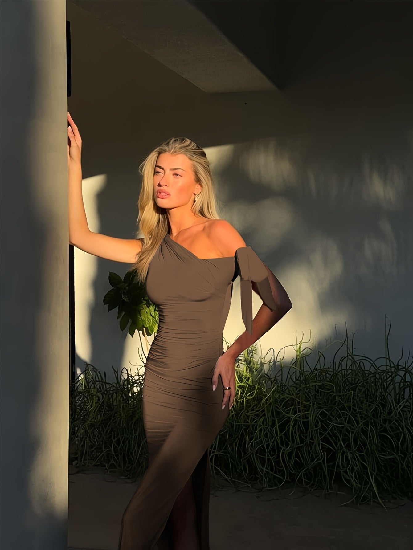 Robe moulante élégante à une épaule pour femme, fente haute, coloris marron, dos nu, idéale pour soirées et clubs, adaptée à toutes les saisons, tissu polyester, style chic et féminin