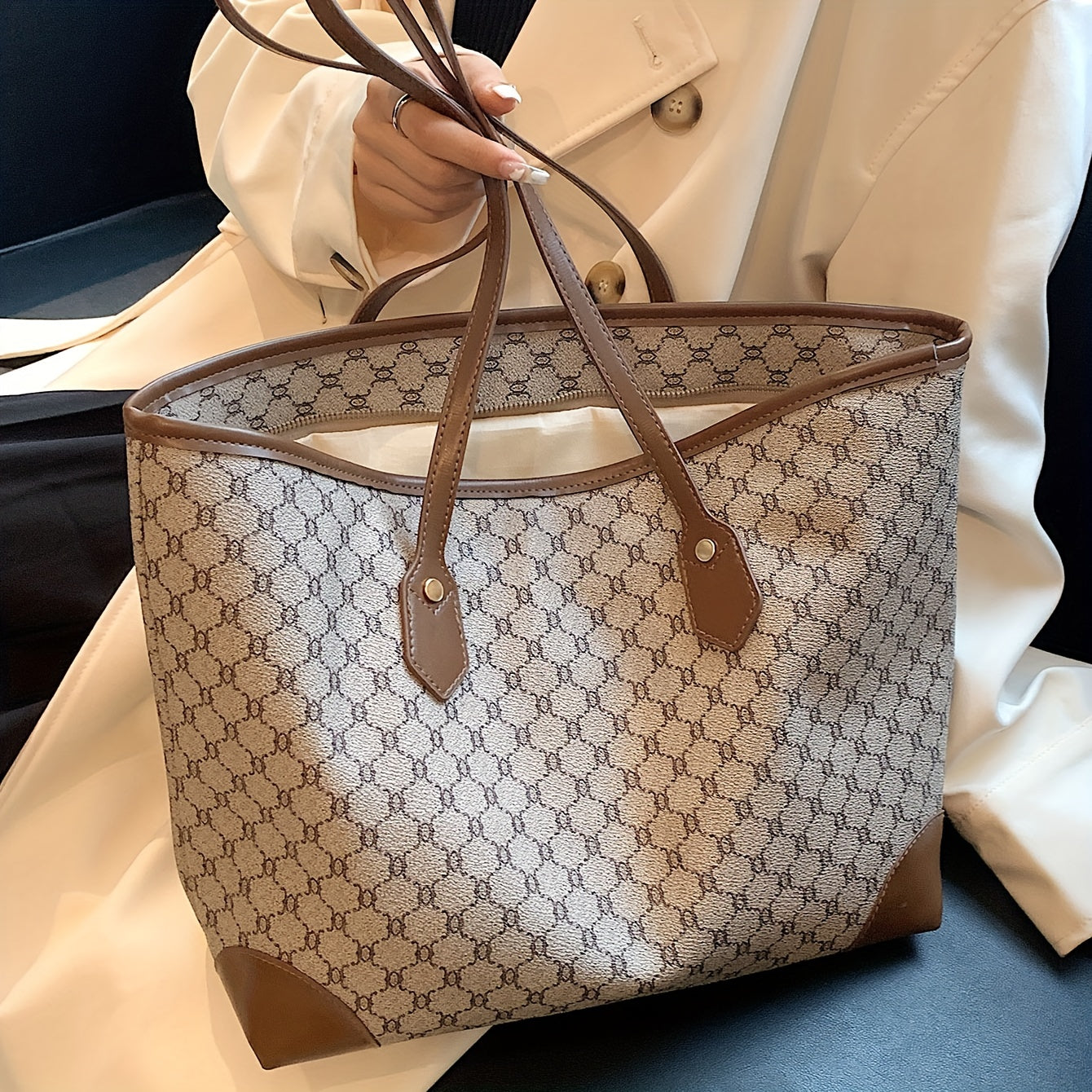 Sac fourre-tout grande capacité pour femmes – motif géométrique, fermeture zippée, doublure polyester, disponible en café/gris/blanc, spacieux et polyvalent pour travail, voyage et usage quotidien