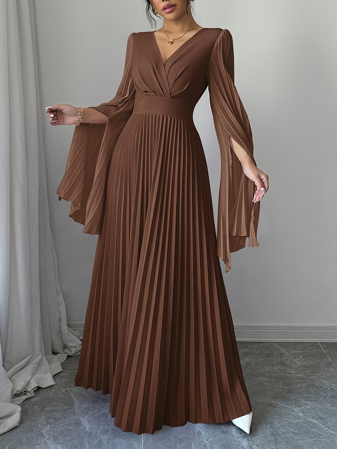 Elegant Long-Sleeve V-Neck Pleated Maxi Dress for Women, Perfect for Spring And Summer.