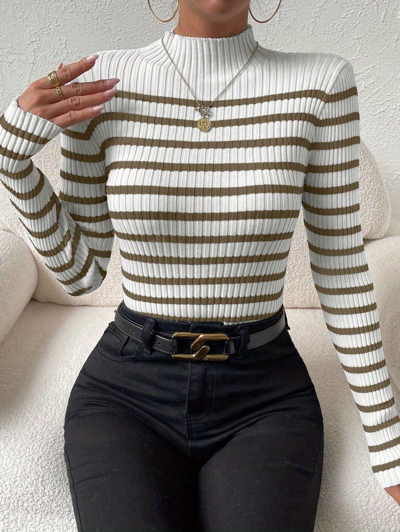 Pull élégant à col montant pour femmes – rayures horizontales noires et blanches, manches longues, coupe régulière, ourlet évasé, polyvalent pour tenue décontractée ou formelle, extensible.
