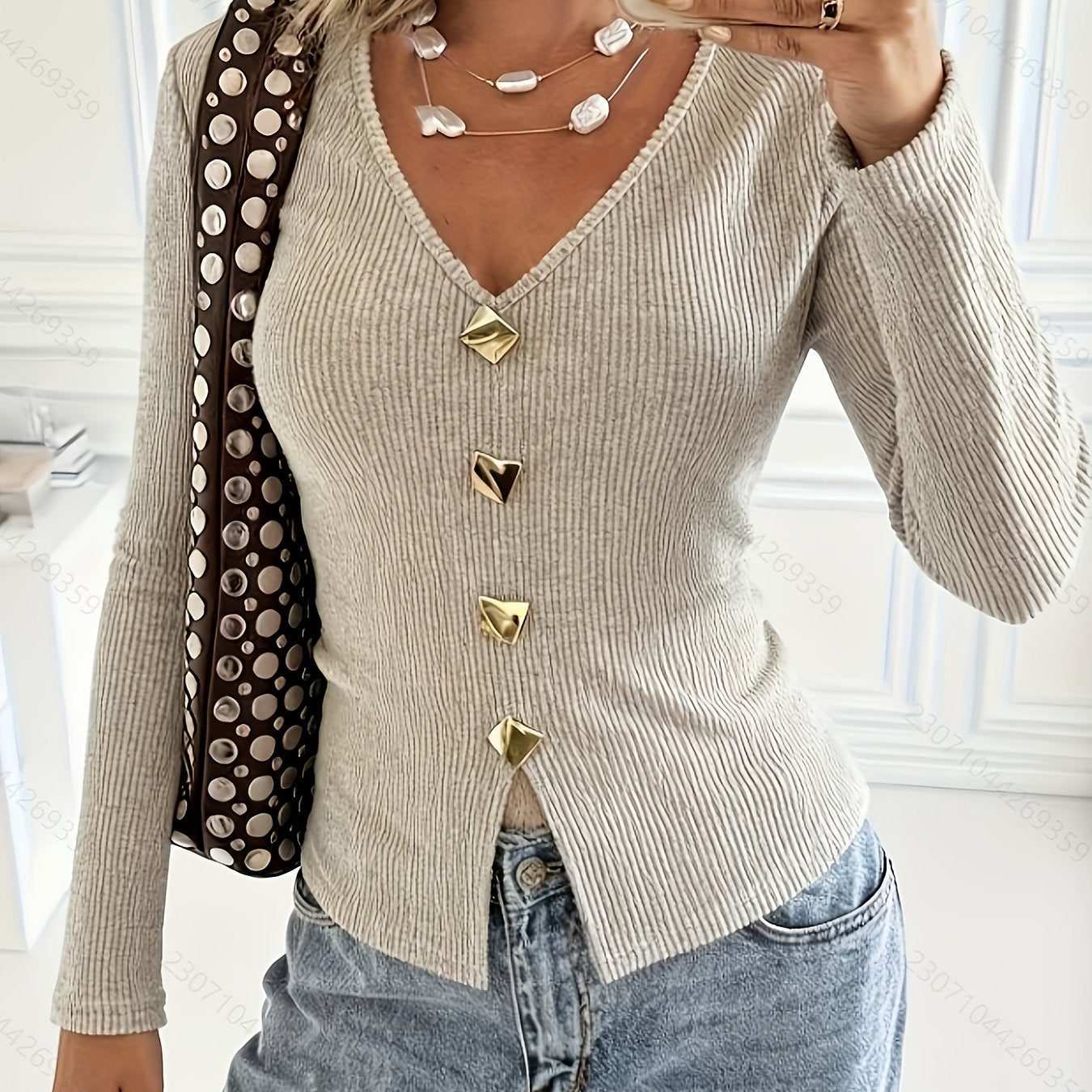 T-shirt élégant à col V avec boutons dorés, manches longues, couleur unie