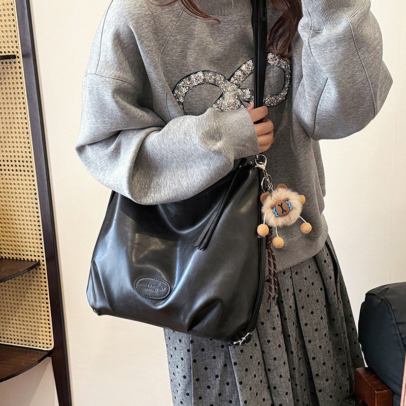 Sac à Épaule Fashion avec Charm, Convertible en Sac à Dos, Grand Cabas pour Sorties d’Hiver - Disponible en Kaki Foncé, Marron Foncé, Noir - Matière PU avec Doublure,