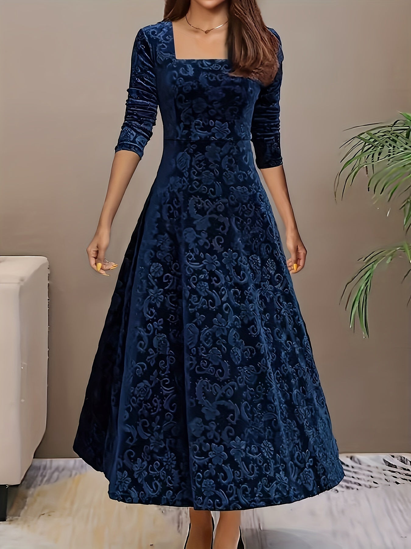 Robe longue en velours à motif floral et manches longues, encolure carrée, idéale pour le Nouvel An. Design élégant