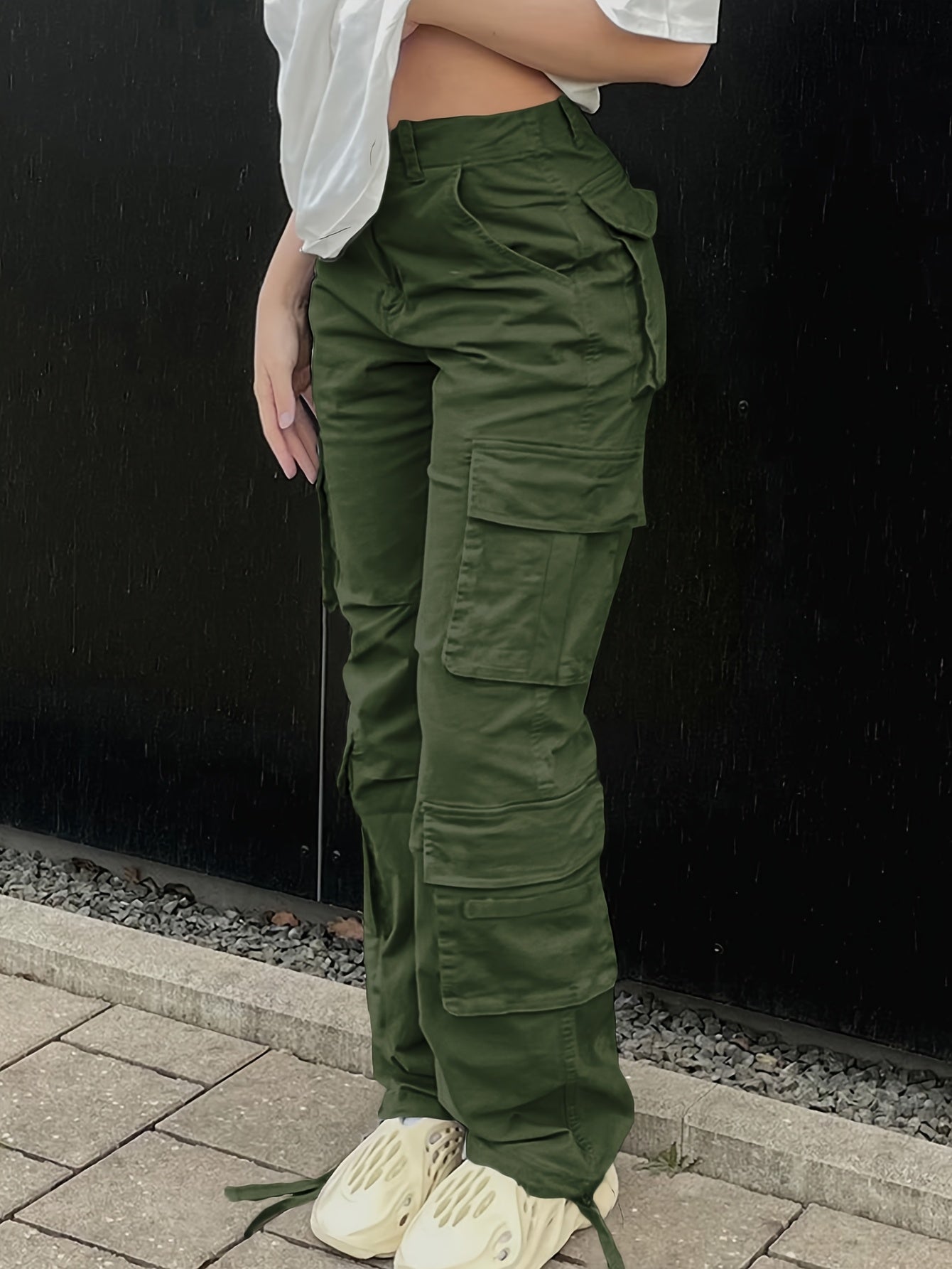 Pantalon cargo d'été pour femme avec poches à rabat et taille ajustable par cordon de serrage