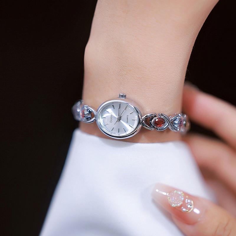 Montre Femme Élégante –Boîtier Ovale Ton Doré avec Strass Synthétiques Colorés, Cadran Blanc Analogique, Style Bracelet Classique et Luxueux, Cadeau Idéal pour Noël, Saint-Valentin ou Autres Occasions