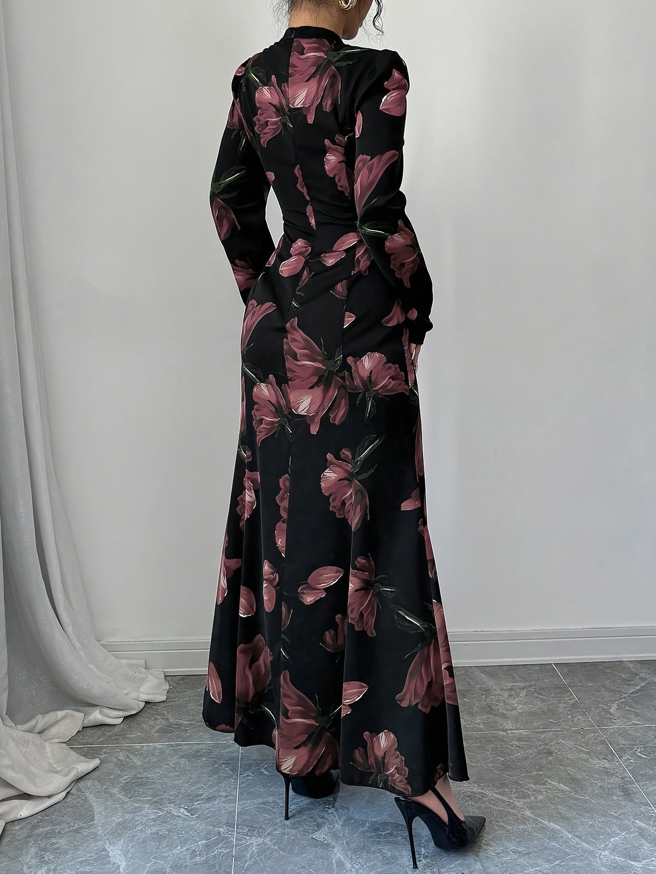 Robe maxi élégante à imprimé floral – manches longues, détail nœud au dos, taille cintrée, ourlet asymétrique, noire avec fleurs bleues, idéale automne/hiver, mode femme adulte, robe fleurie