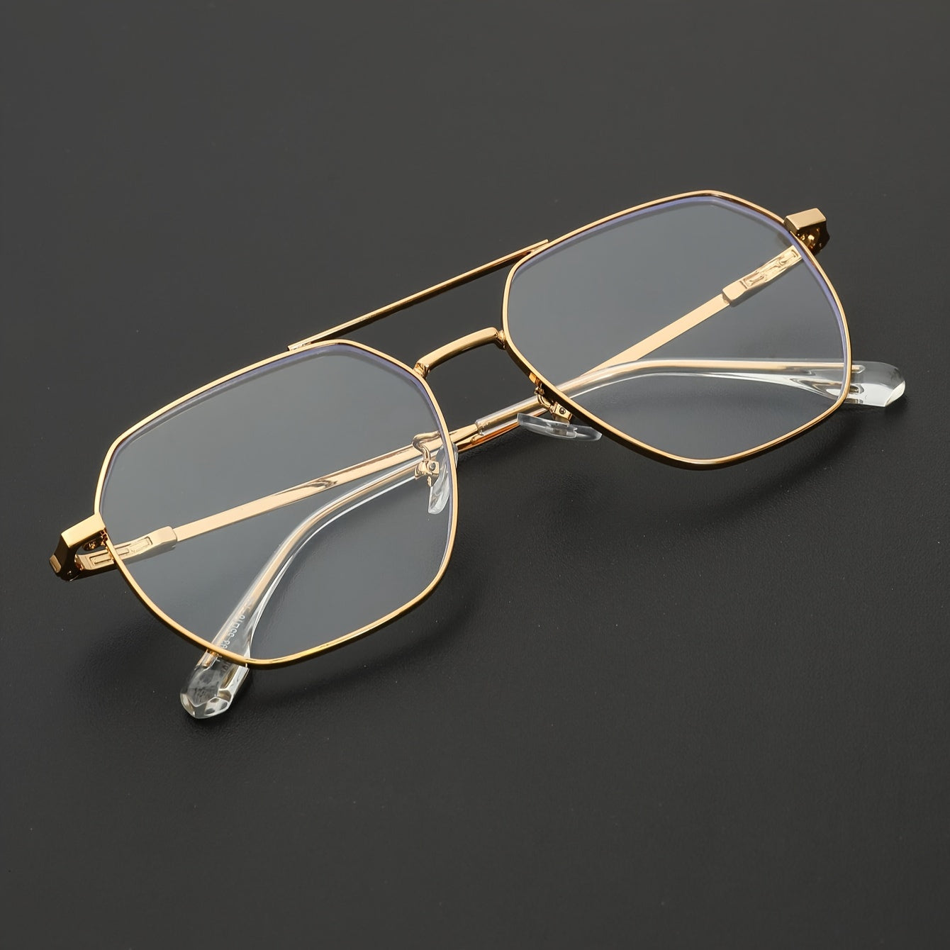 A Pair of Men'S Stylish Metal Glasses with Geometric Patterns, Featuring a Unique Double Bridge Design, Suitable for Everyday Wear in a Casual Style.