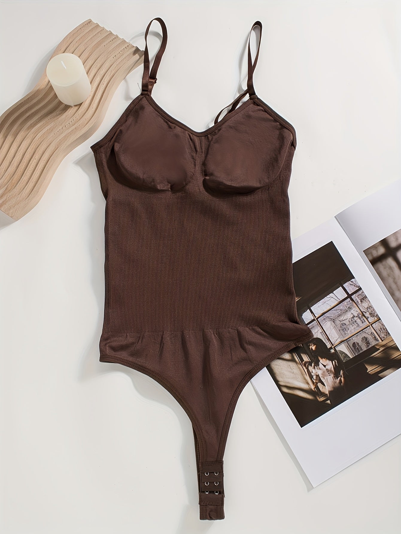 Body sculptant femme sans couture avec string intégré, ouverture à l’entrejambe et bretelles réglables, maintien moyen, sans coques poitrine