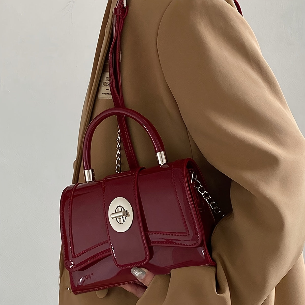 Sac à main femme élégant en similicuir bordeaux à motif crocodile, avec bandoulière ajustable, fermeture à rabat et emblème métallique