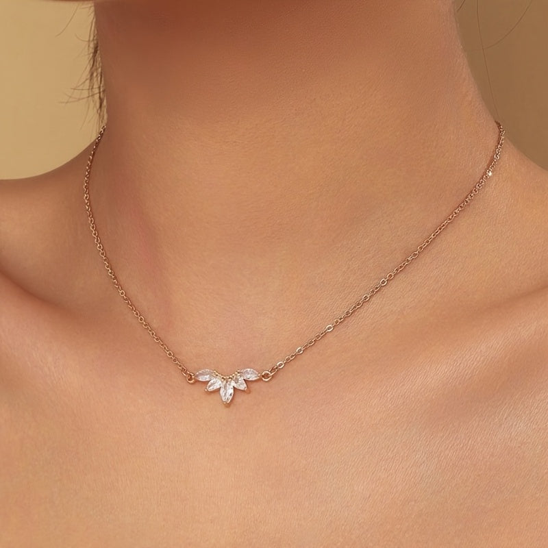 Collier Minimaliste Femme – Pendentif Feuille et Pétale avec Zirconium Synthétique, Chaîne Délicate Plaquée Or KC, Élégant et Polyvalent, Idéal Quotidien et Soirées, Accessoire Mode Toute l’Année, Finition Raffinée