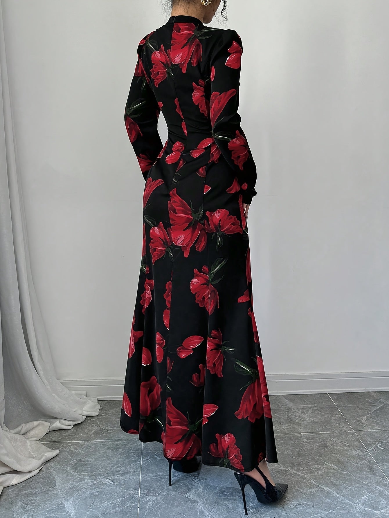 Robe maxi élégante à imprimé floral – manches longues, détail nœud au dos, taille cintrée, ourlet asymétrique, noire avec fleurs bleues, idéale automne/hiver, mode femme adulte, robe fleurie