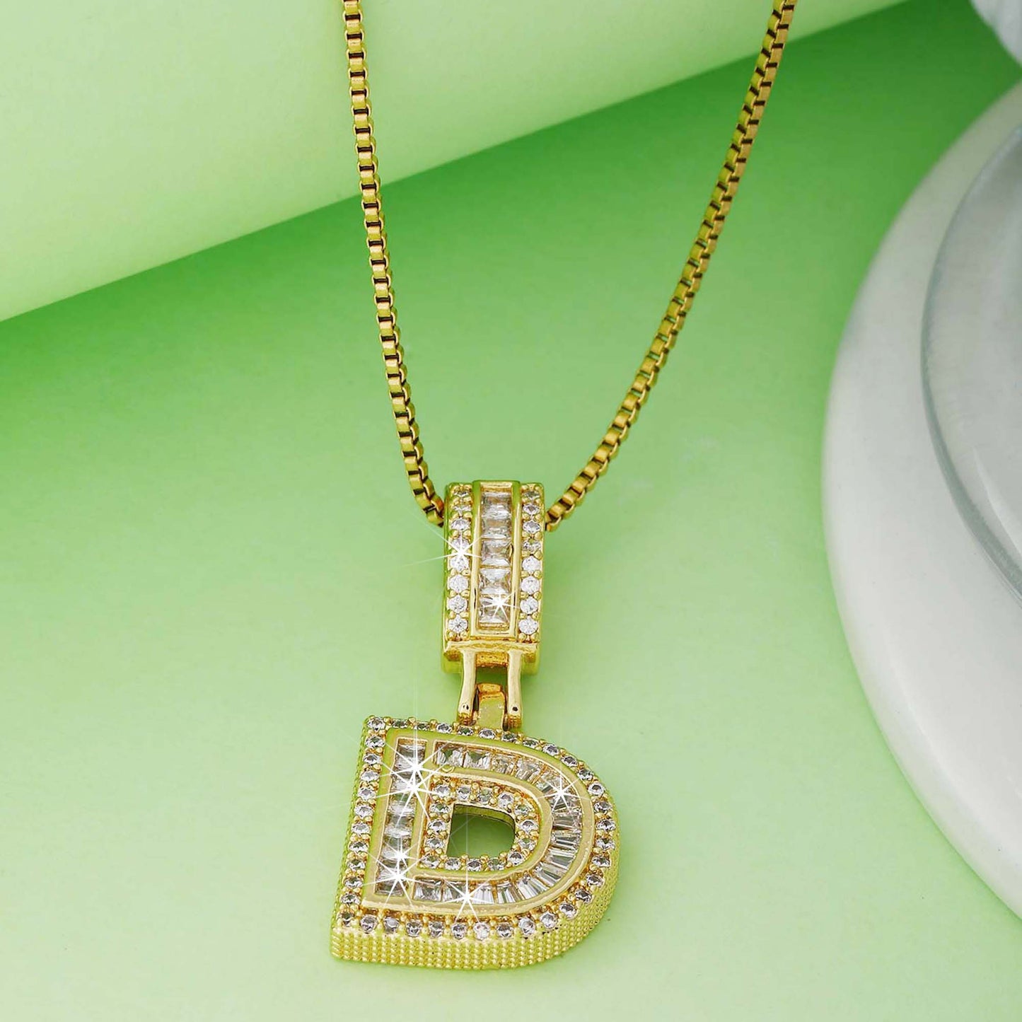 Collier femme style hip-hop avec pendentif lettre, cuivre plaqué or 18K et zirconia synthétique, chaîne plaquée or 18K, bijou élégant pour usage quotidien ou occasions spéciales