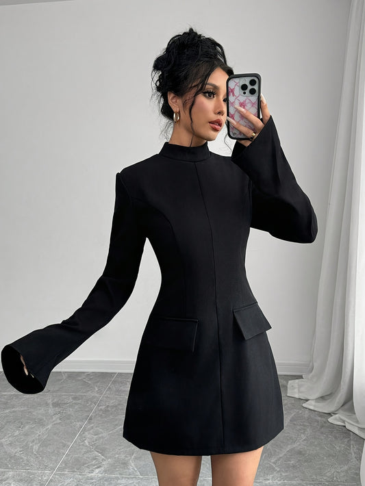 Robe courte élégante à col droit, manches longues trompette