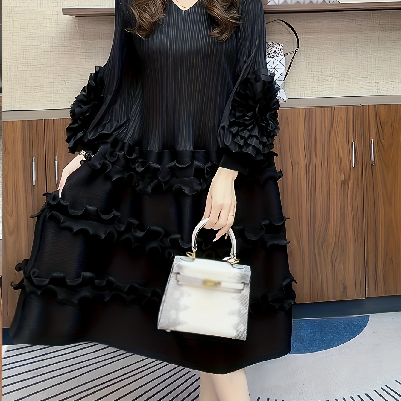 Robe Grande Taille Élégante – Col Volants, Manches Bouffantes, Coupe A-Ligne Smock, Longueur Courte à Mi-Mollet, Couleur Unie Noire