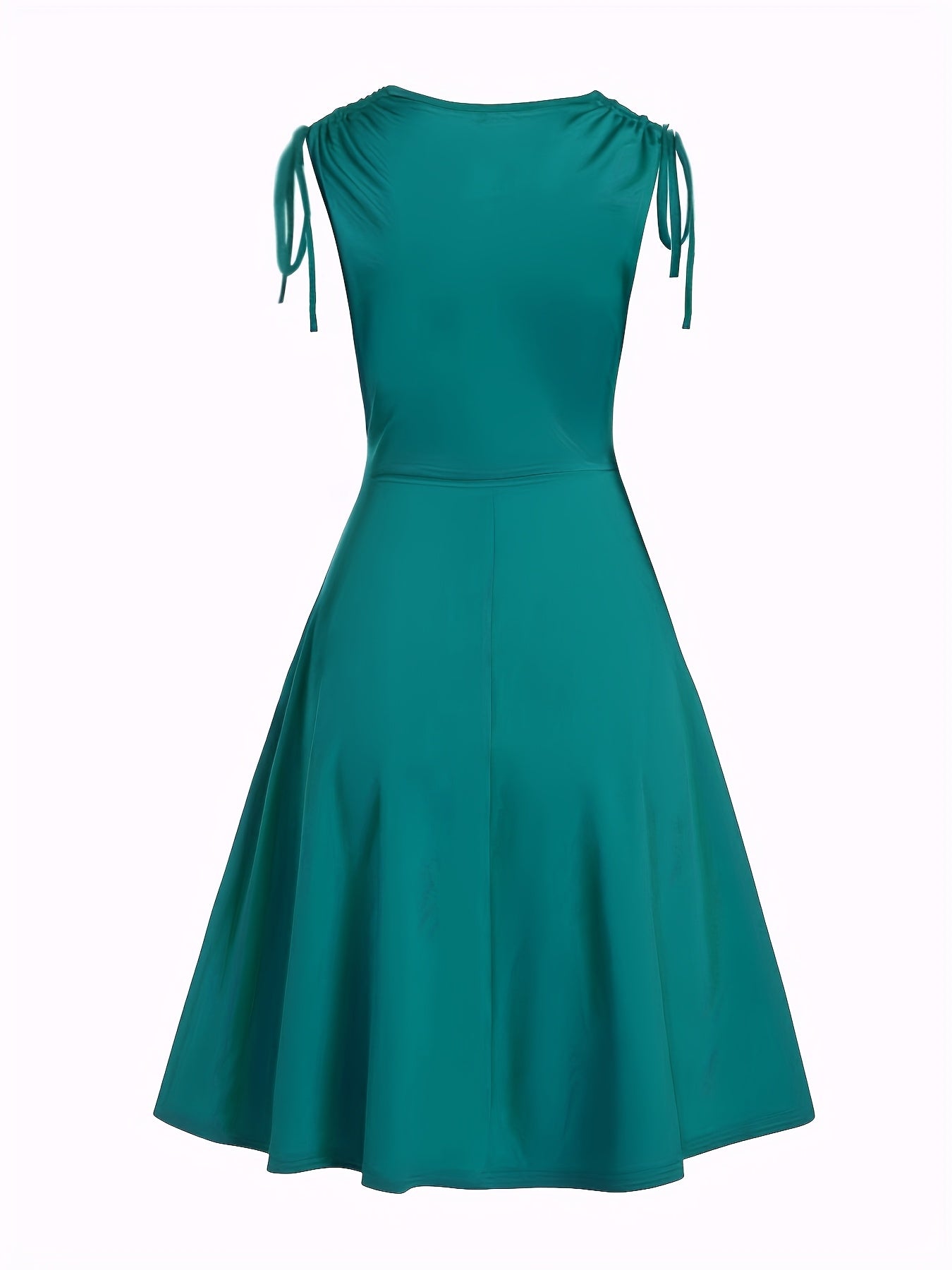 Une robe de soirée élégante pour femme, avec un décolleté drapé, sans manches, une boucle en strass métallisé, une taille cintrée et des épaules froncées, parfaite pour les jolies femmes en rendez-vous ou en sortie