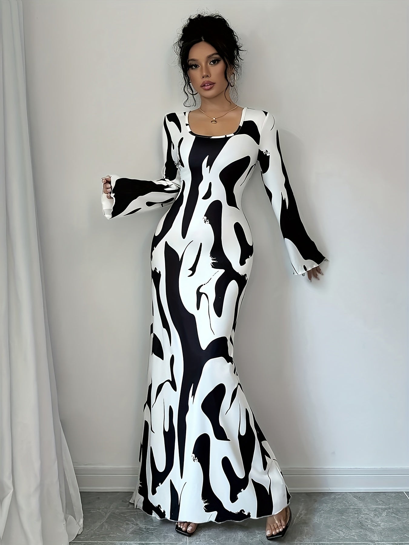 Robe longue élégante à imprimé tropical pour femme, manches longues, bretelles croisées, taille cintrée et manches évasées, coloris noir et blanc, parfaite pour printemps, été et automne