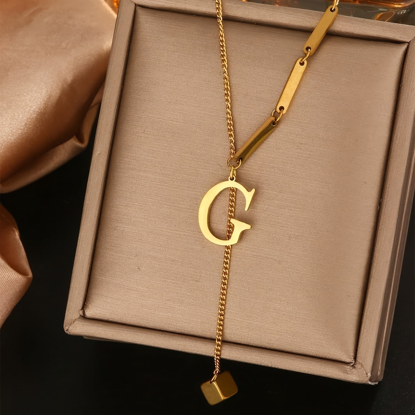 Collier Tendance à Pampilles avec 26 Lettres pour Femme – Pendentif en Acier Inoxydable Plaqué Or 18K, Design en Forme de Y avec Grelots Élégants, Idéal pour le Port Quotidien et comme Cadeau Raffiné