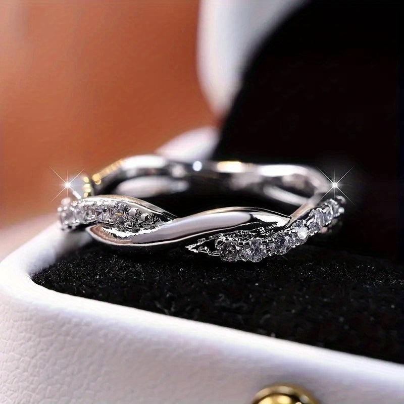 An Exquisite 18K Gold-Plated Twisted Crossover Copper Ring, an Elegant Piece of Women'S Fashion Jewelry, Meticulously Designed High-Quality Finger Accessory Suitable for Any Occasion.