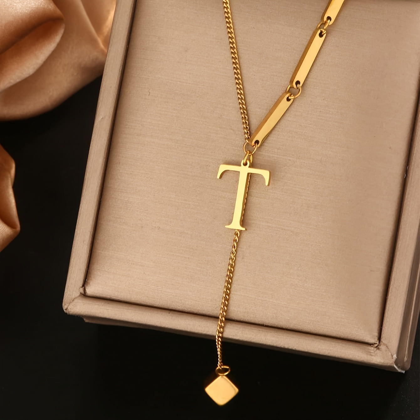 Collier Tendance à Pampilles avec 26 Lettres pour Femme – Pendentif en Acier Inoxydable Plaqué Or 18K, Design en Forme de Y avec Grelots Élégants, Idéal pour le Port Quotidien et comme Cadeau Raffiné