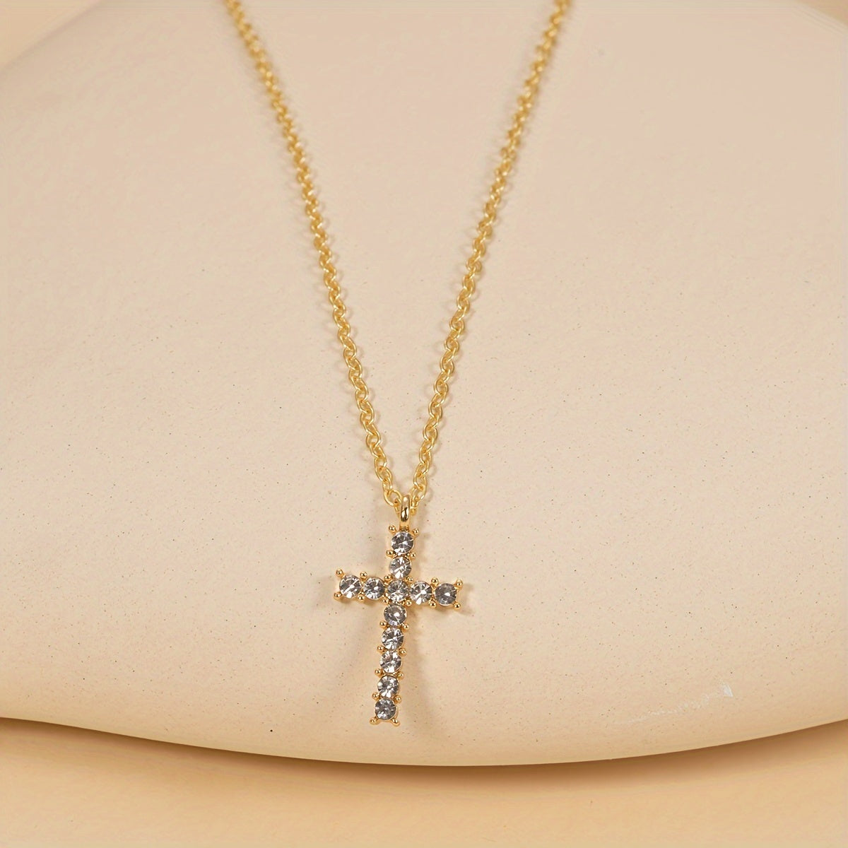 Collier Femme Élégant – Pendentif Croix avec Strass, Plaqué Or KC en Alliage de Zinc, Design Simple et Stylé, Idéal Quotidien et Soirées, Cadeau Parfait pour Halloween, Noël, Pâques