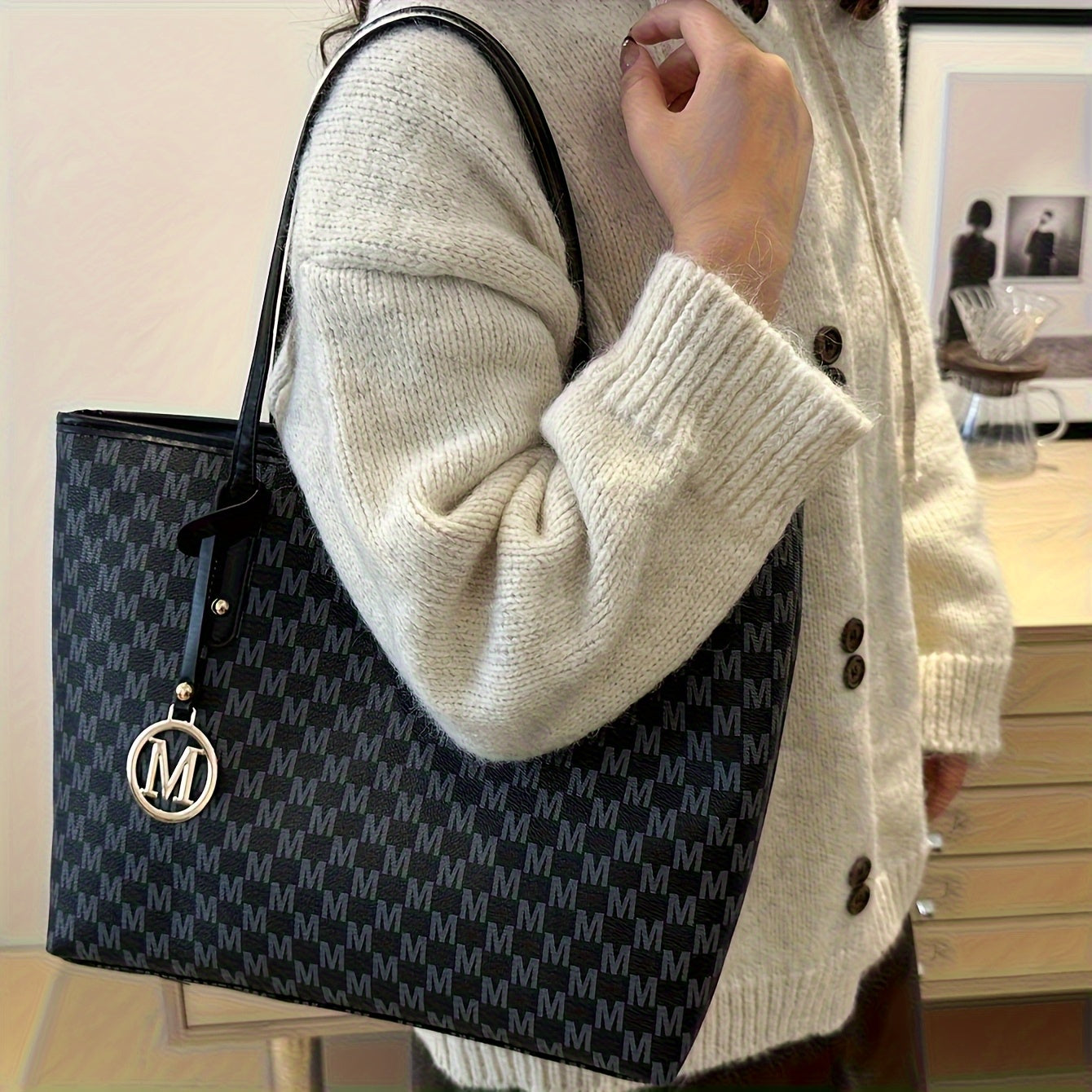 Sac Cabas Femme Vintage – Grande Capacité, Fermeture Éclair, Sac à Main avec Bandoulière Fixe, Design Monogramme Élégant en Marron Café/Noir, Doublure en Polyester, Idéal pour Quotidien