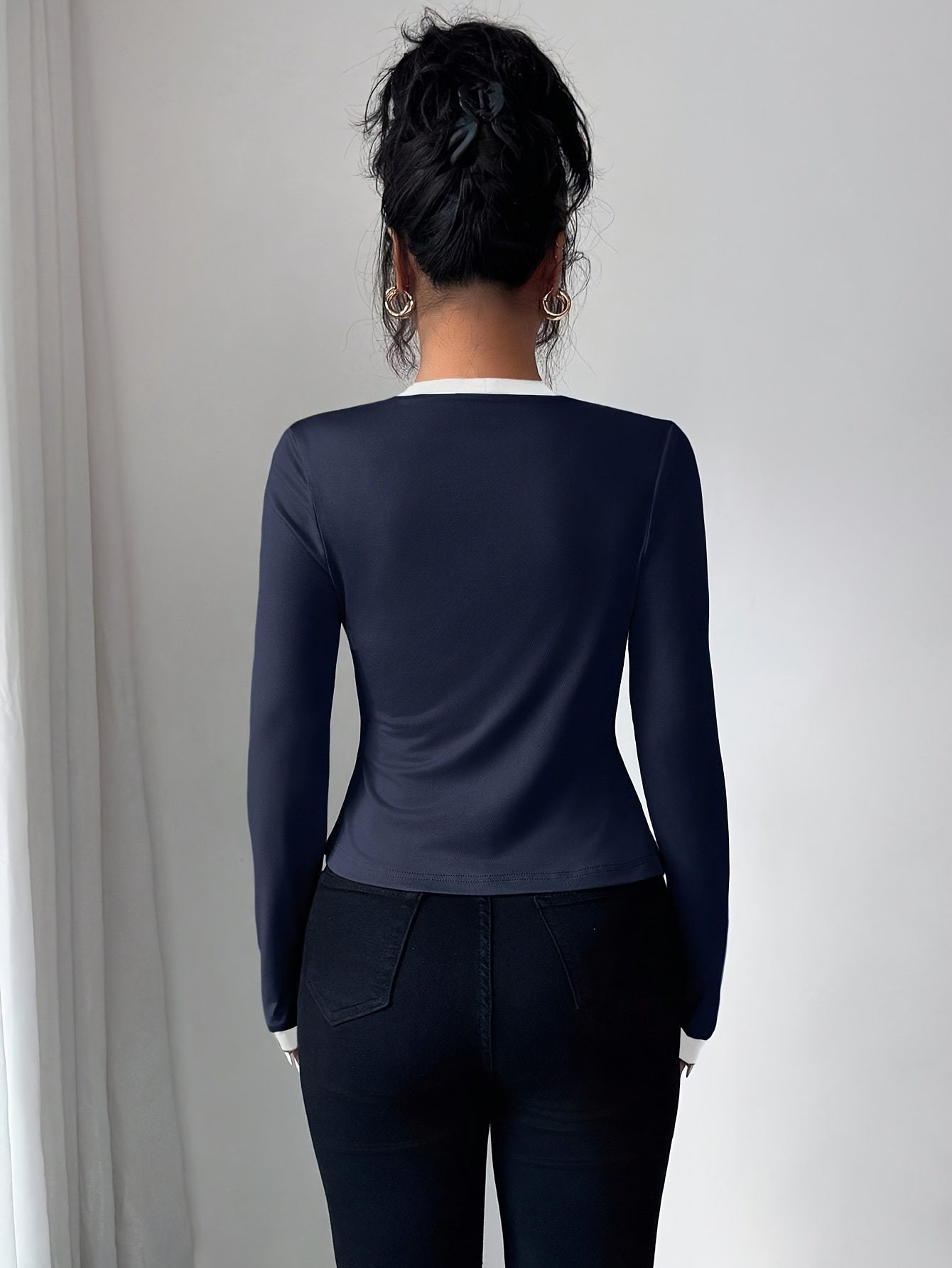 Chemisier bicolore élégant pour femmes, col carré, manches longues, style polyvalent toutes saisons, tenue décontractée ou formelle