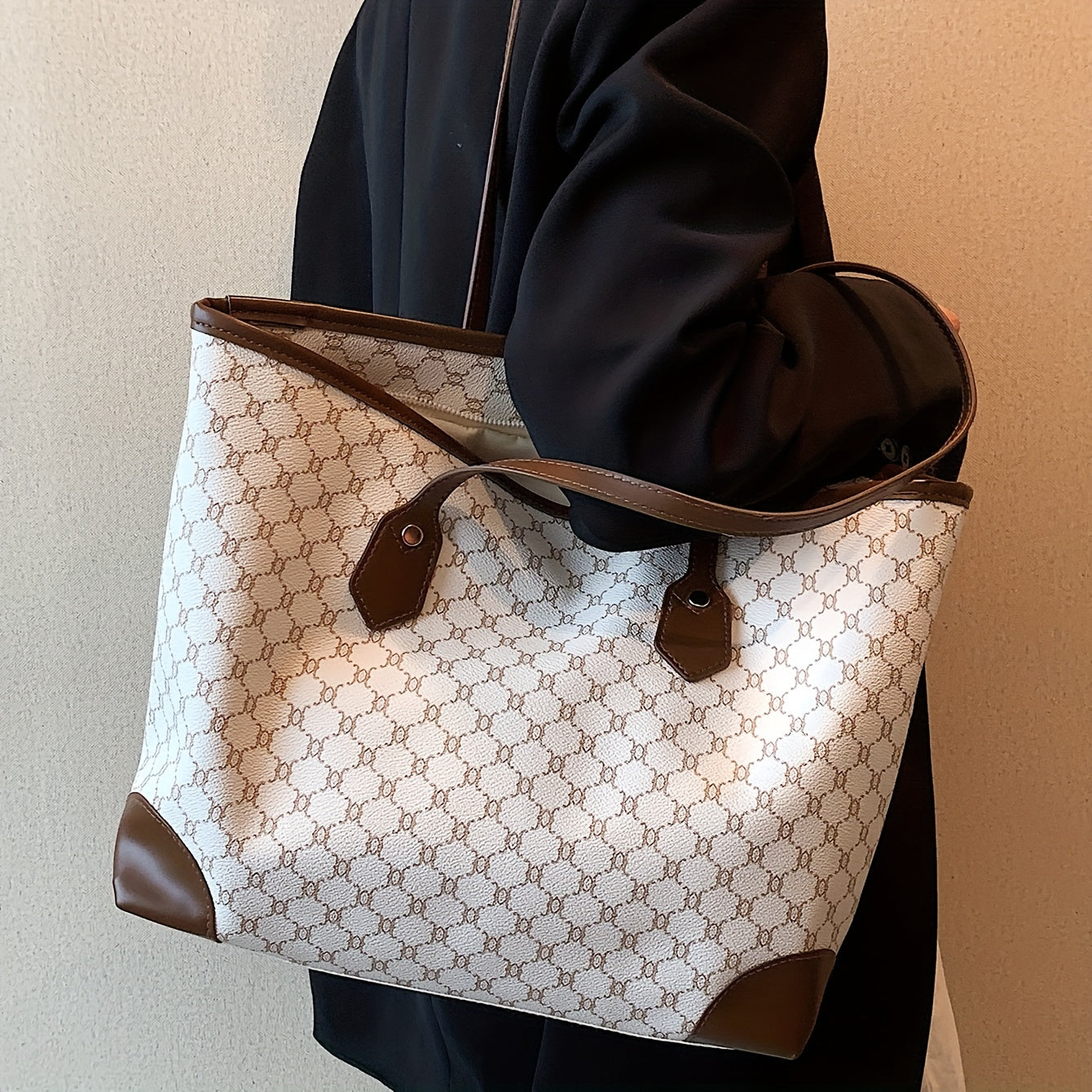 Sac fourre-tout grande capacité pour femmes – motif géométrique, fermeture zippée, doublure polyester, disponible en café/gris/blanc, spacieux et polyvalent pour travail, voyage et usage quotidien