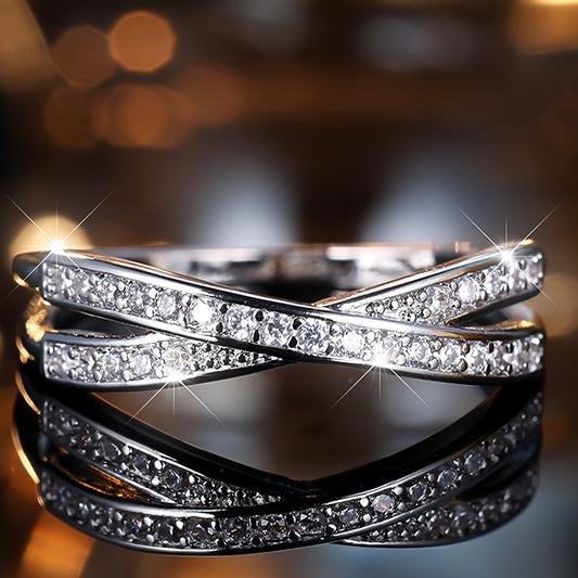 Adorable bague classique et polyvalente avec zirconia synthétique, design croix argentée symbole d’éternité. Parfaite comme bijou de mariage pour femmes