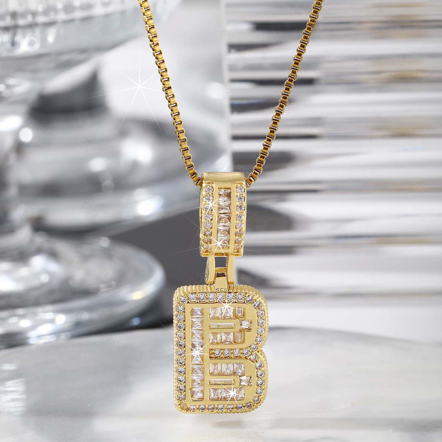 Collier femme style hip-hop avec pendentif lettre, cuivre plaqué or 18K et zirconia synthétique, chaîne plaquée or 18K, bijou élégant pour usage quotidien ou occasions spéciales