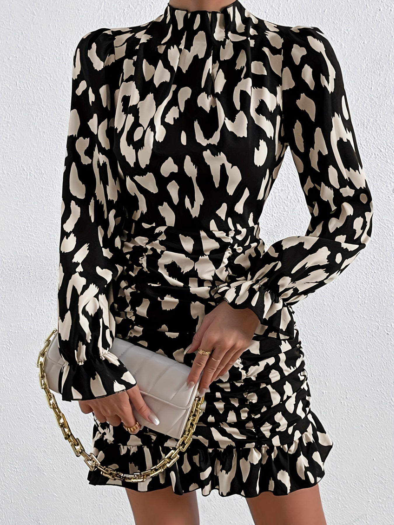 Robe moulante femme à imprimé léopard noir et blanc, col haut, manches longues, détail zip stylé, idéale pour printemps et été, mode adulte décontractée
