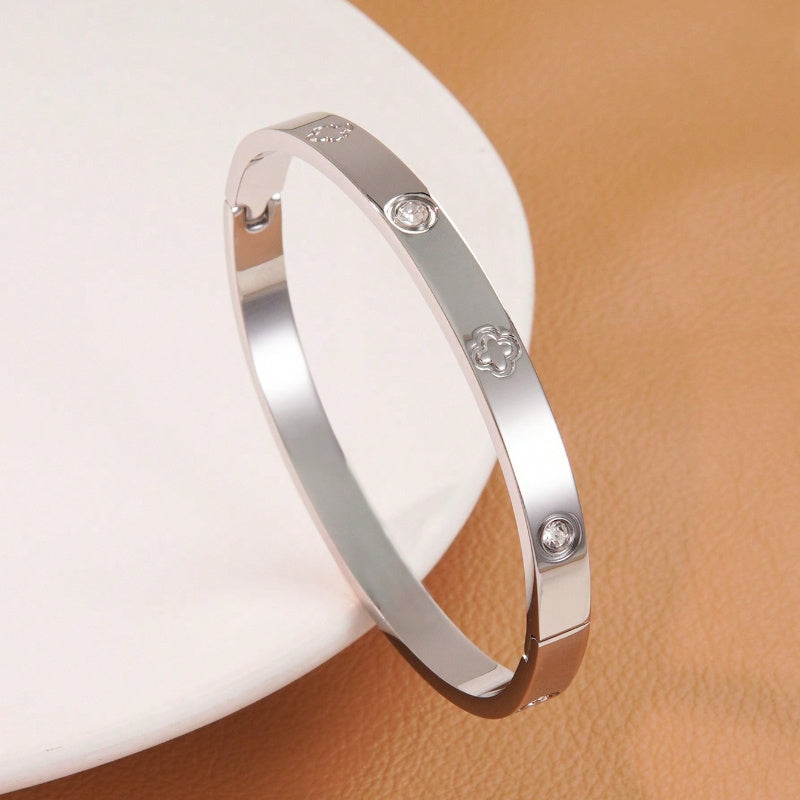 Lot de 2 Bracelets Femme Élégants – Acier Inoxydable, Design Créatif Trèfle, Simple et Chic, Parfait pour Banquets, Quotidien, Déplacements ou Cadeaux de Fêtes, Accessoire Mode Polyvalent