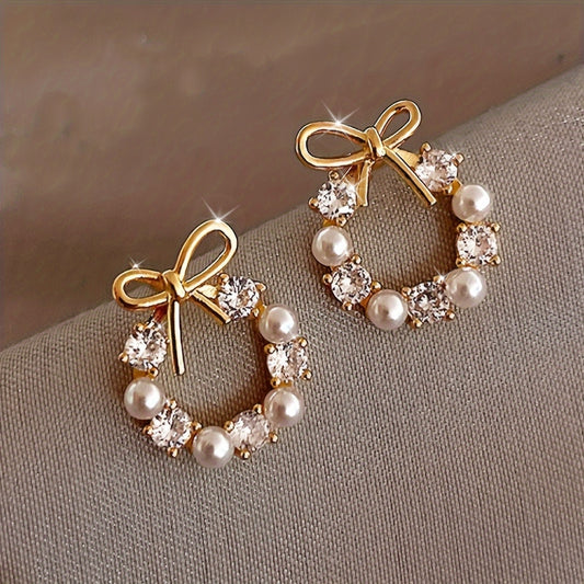Paire de boucles d’oreilles puces élégantes au style vintage, nœud avec perles et strass, alliage de zinc et tiges en acier inoxydable, design chic et simple, parfaites pour usage quotidien ou comme cadeau pour femme