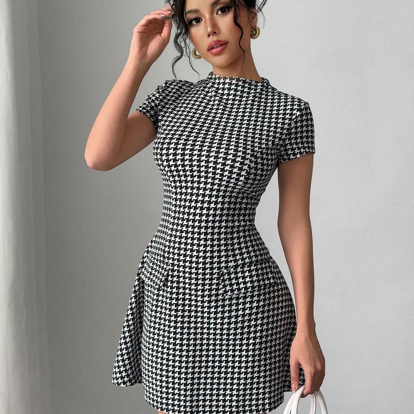 Robe A-Line à Imprimé Pied-de-Poule — Manches Courtes, Coupe Slim avec Taille Cintrée, Longueur Courte, Fermeture Éclair au Dos, Mini-Robe Noir et Blanc, Idéale pour Automne/Hiver, Événements Décontractés ou Formels (Bureau, Soirée, Rendez-vous)