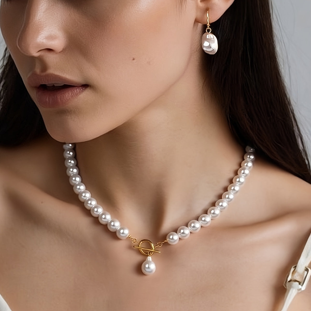 Ensemble Bijoux Femme Élégant Deux Pièces – Perles Artificielles Rondes et Baroques, Fermoir et Pendentif Dorés, Idéal Soirées et Événements Formels, Bijoux Chic et Durable