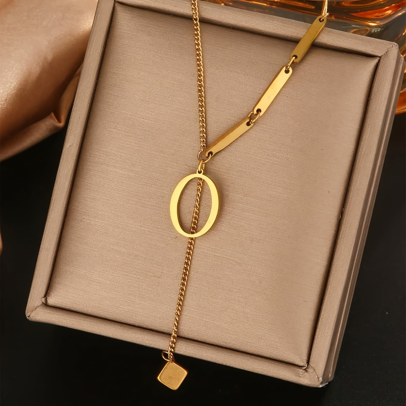 Collier Tendance à Pampilles avec 26 Lettres pour Femme – Pendentif en Acier Inoxydable Plaqué Or 18K, Design en Forme de Y avec Grelots Élégants, Idéal pour le Port Quotidien et comme Cadeau Raffiné