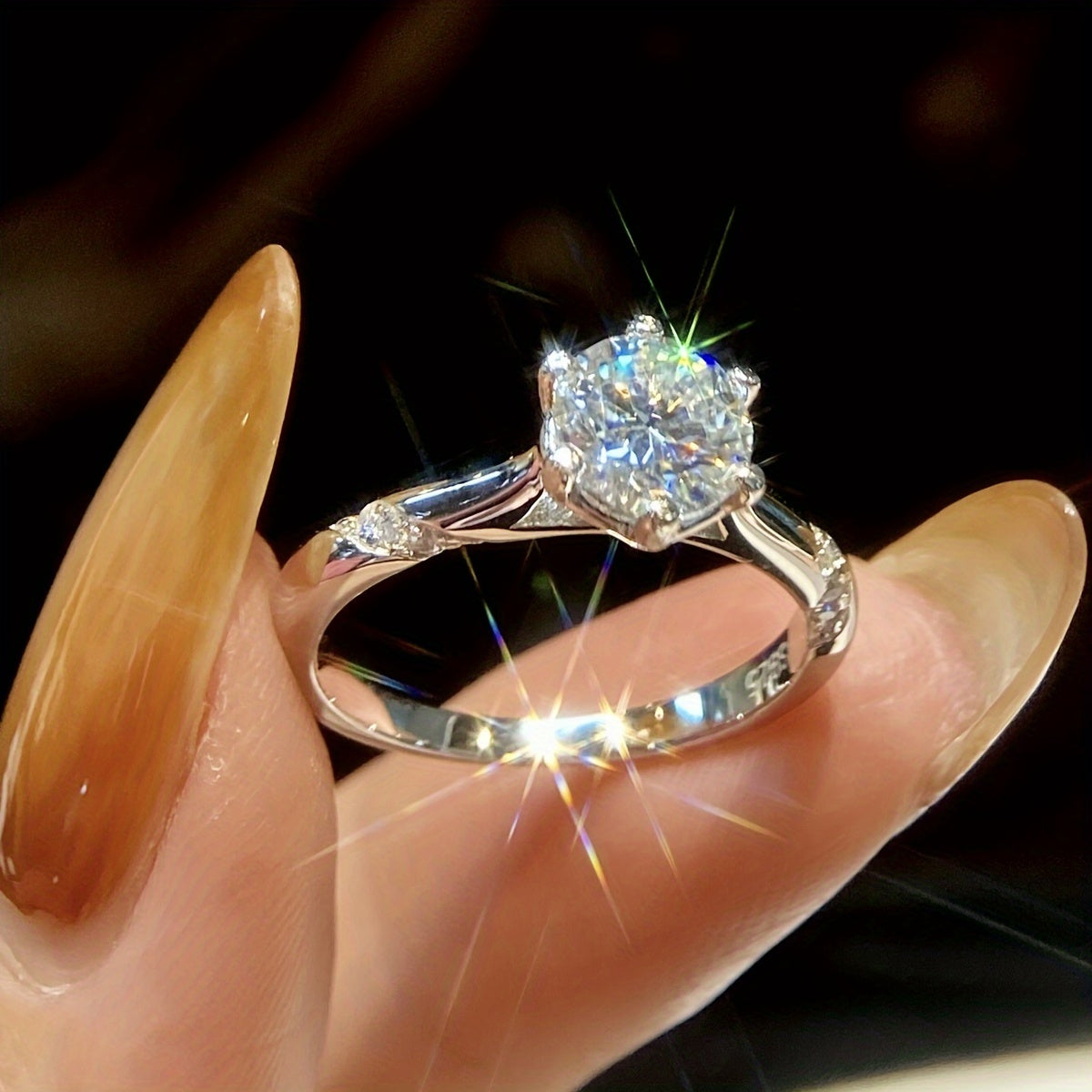 1pc Glamorous 1CT Moissanite Ring S925 Sterling Silvery Promise Wedding EngaSynthetic Gemstoneent Rings for Women Wedding Season Jewelry Anniversary Solitaire Ring Thanksgiving Valentine's Day Gift for Ladies Noble Luxury Bri