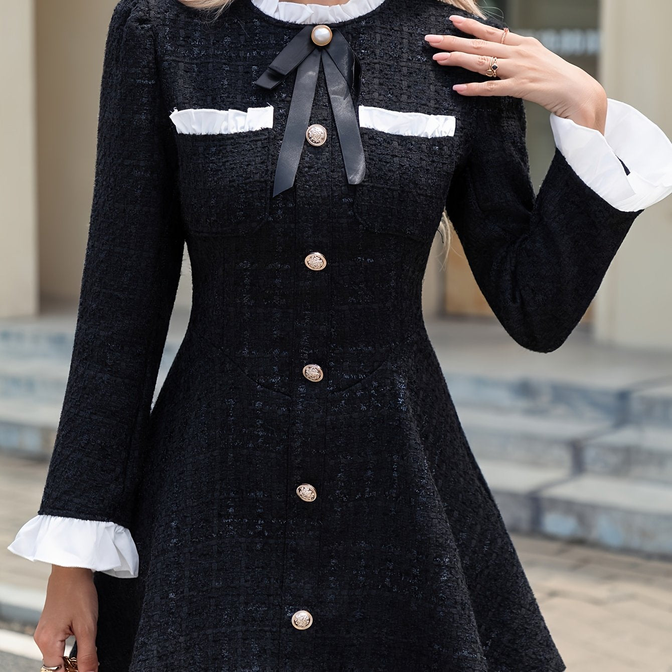 Robe élégante à sequins noirs avec col et poignets blancs