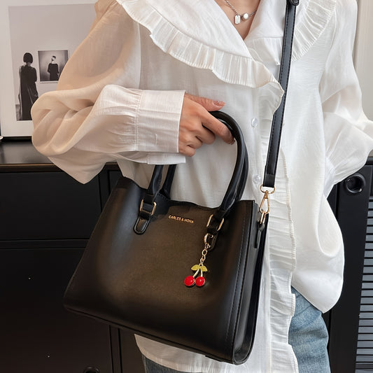 Sac bandoulière noir chic avec charme cerise – bandoulière longue, fermeture magnétique