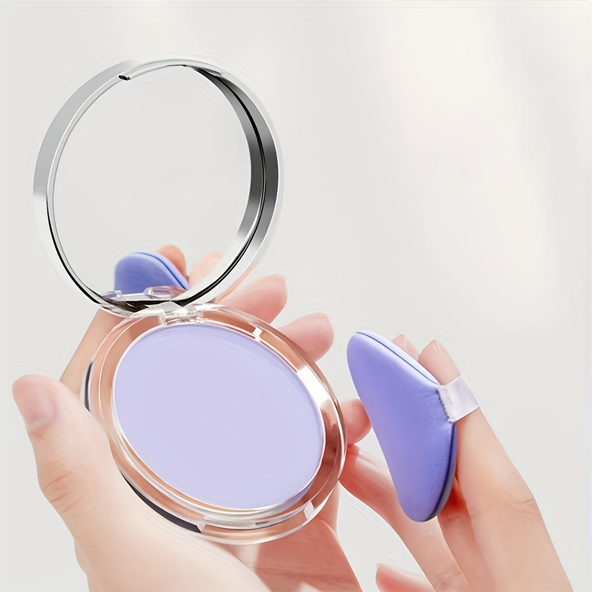 Poudre légère et transparente qui contrôle le sébum, minimise les pores, est résistante à l'eau, longue tenue et offre une couvrance optimale