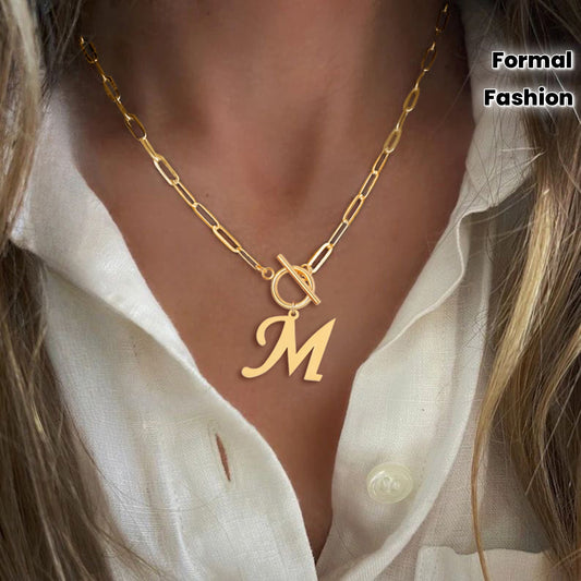 Collier élégant en acier inoxydable doré avec pendentif lettre "M", chaîne stylée pour un usage quotidien, parfait pour tenues décontractées ou habillées, accessoire de mode minimaliste et durable