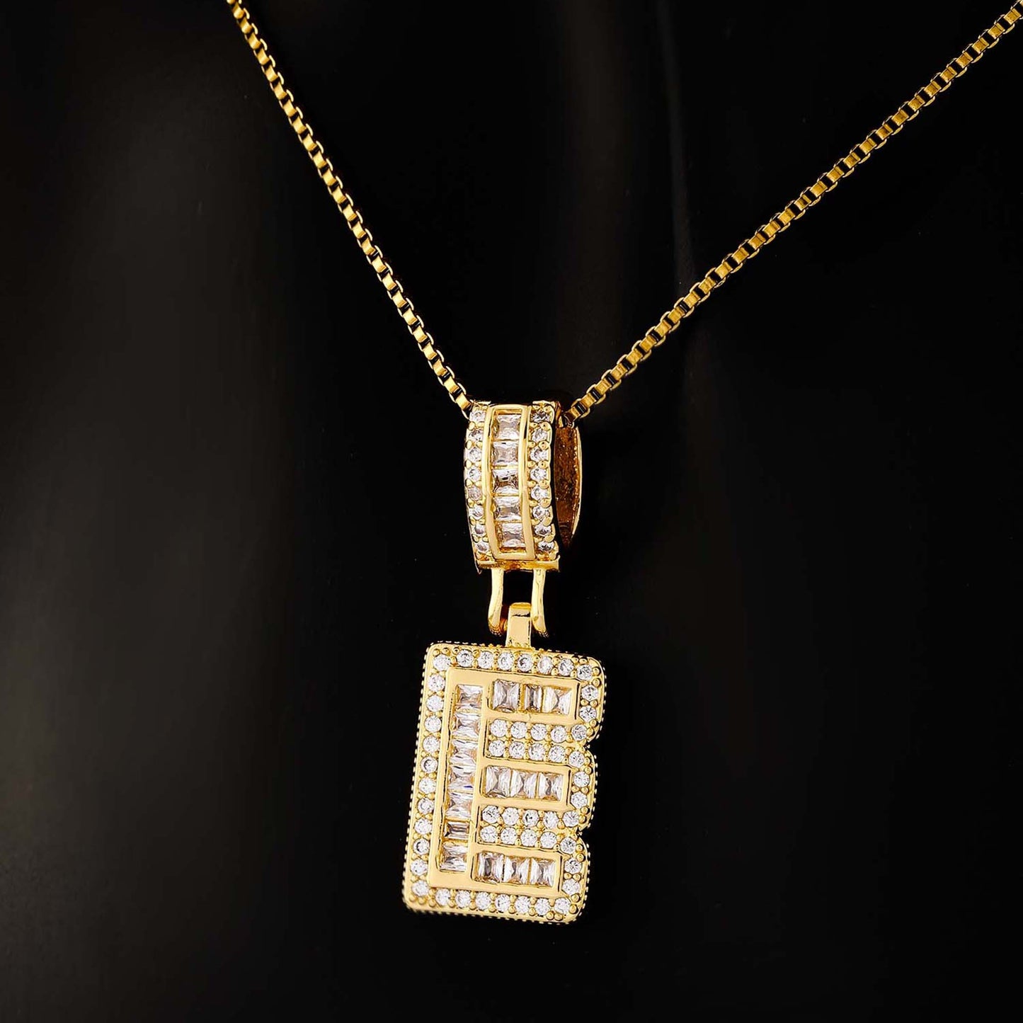 Collier femme style hip-hop avec pendentif lettre, cuivre plaqué or 18K et zirconia synthétique, chaîne plaquée or 18K, bijou élégant pour usage quotidien ou occasions spéciales