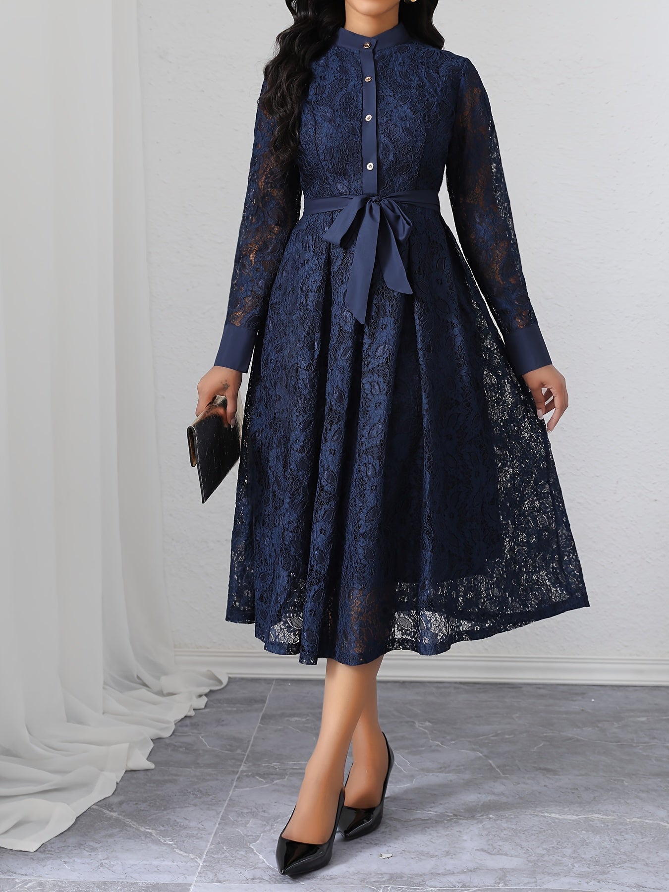Robe Longue Élégante – Bleu Marine, Dentelle, Coupe Slim avec Ceinture, Manches Longues, Fermeture Boutonnée, Silhouette A-Ligne, Tissu Polyester, Lavable en Machine, Idéale Tenues Décontractées ou Formelles