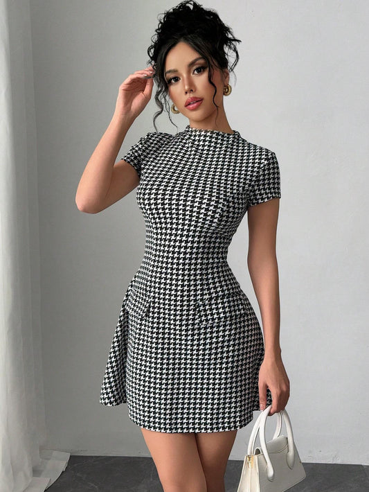 Robe A-Line à Imprimé Pied-de-Poule — Manches Courtes, Coupe Slim avec Taille Cintrée, Longueur Courte, Fermeture Éclair au Dos, Mini-Robe Noir et Blanc, Idéale pour Automne/Hiver, Événements Décontractés ou Formels (Bureau, Soirée, Rendez-vous)