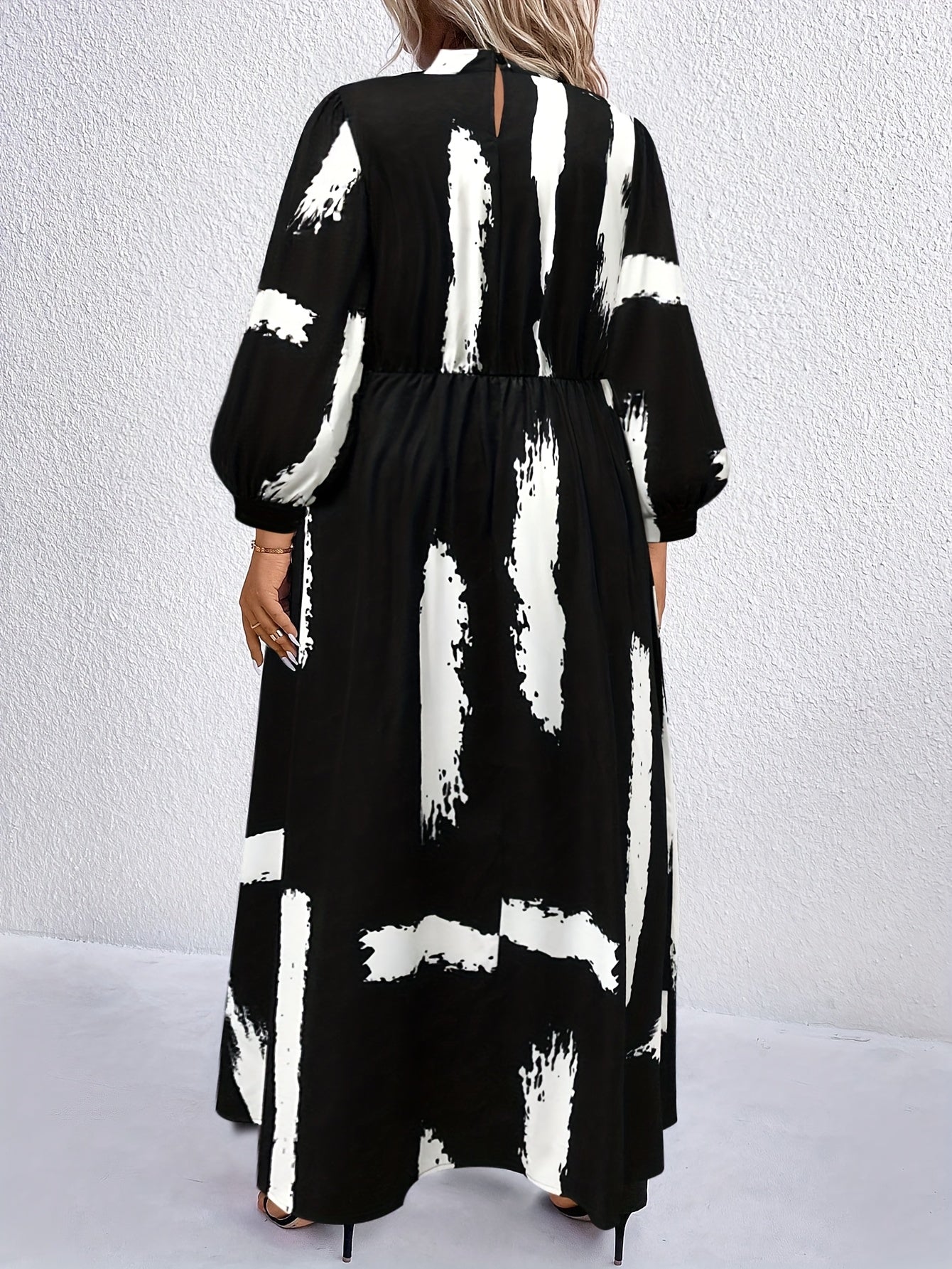 Robe Élégante Grande Taille Femme – Imprimé Pied-de-Poule Noir et Blanc, Coupe Oversize Inspirée, Jupe Crayon et Coupe A-Line, Longueur Maxi, Parfaite pour Mariages et Fêtes, Col Montant, Lavable en Machine