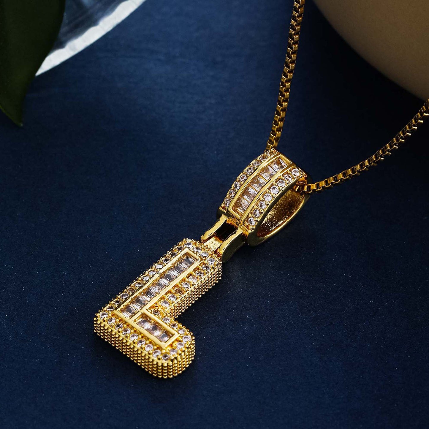 Collier femme style hip-hop avec pendentif lettre, cuivre plaqué or 18K et zirconia synthétique, chaîne plaquée or 18K, bijou élégant pour usage quotidien ou occasions spéciales